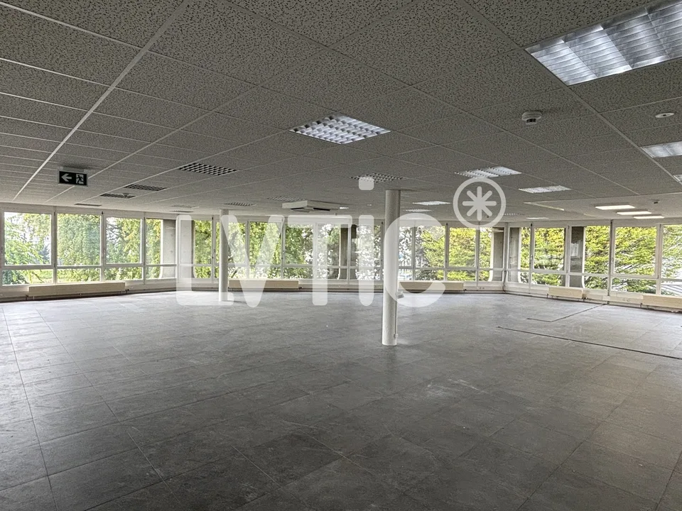 Showroom, locali, uffici di 640 m2 in affitto a Crissier