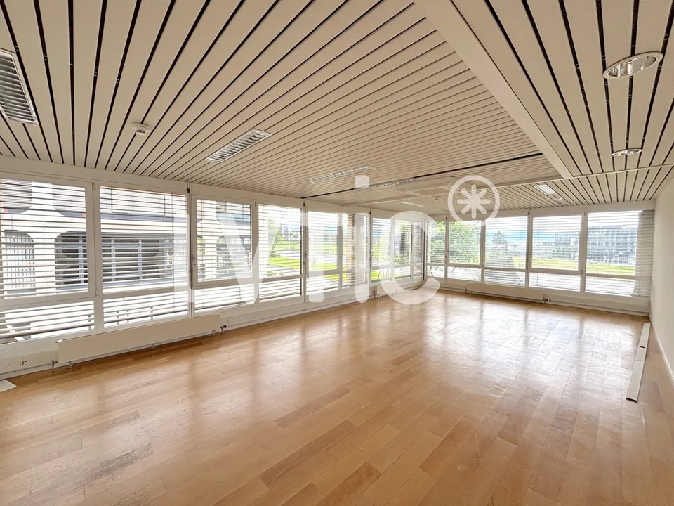 Showroom, locali, uffici di 640 m2 in affitto a Crissier