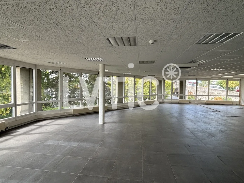 Showroom, locaux, bureaux de 640 m2 à louer à Crissier