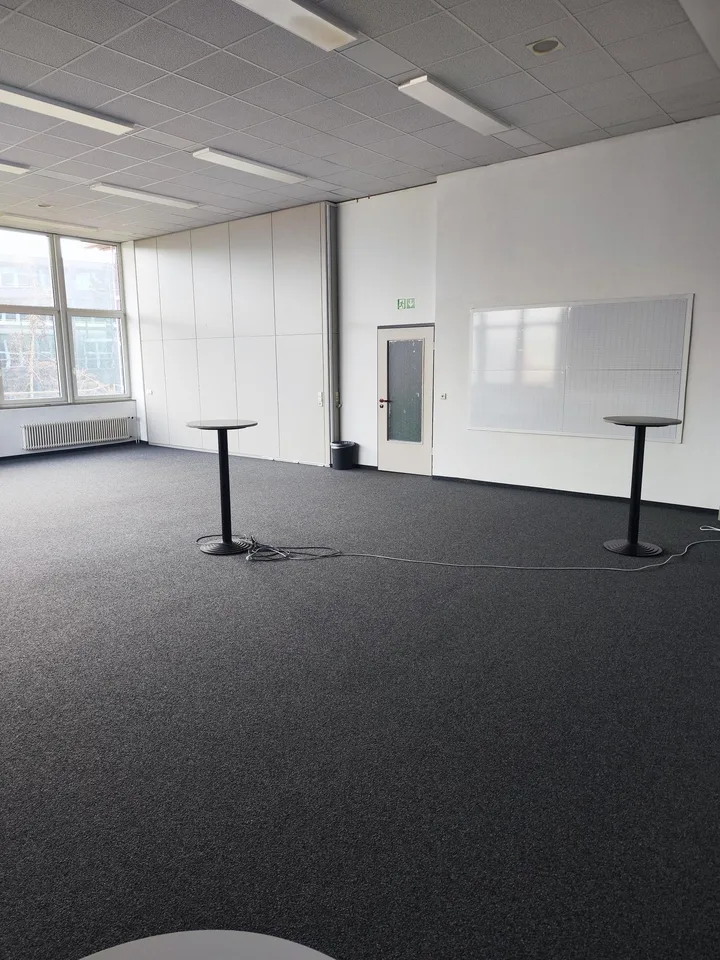 Helle Gewerbe- und Dienstleistungsfläche