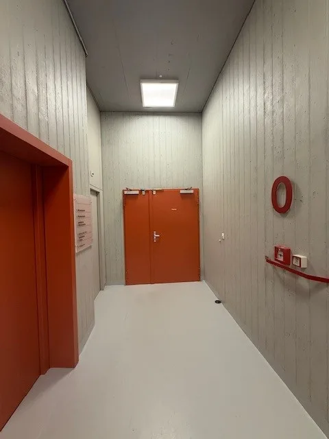 Helle Gewerbe- und Dienstleistungsfläche