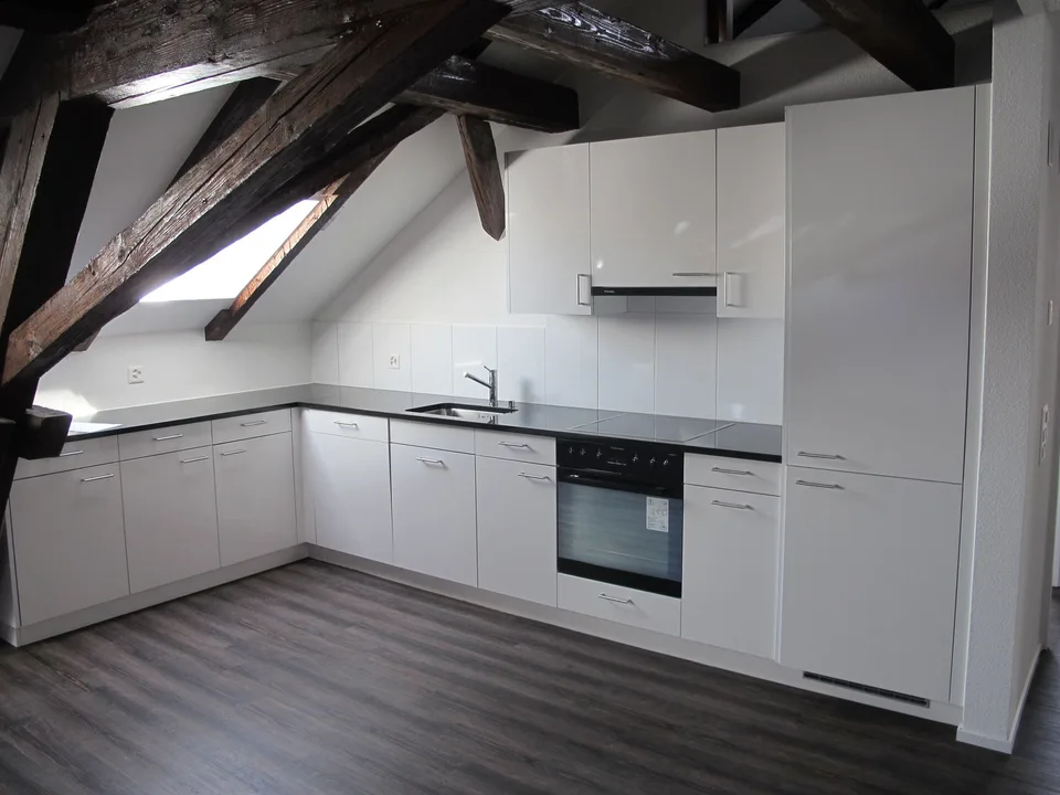 Appartamento di 5,5 locali al 2° piano a Fehraltorf – con camino e pavimenti in legno