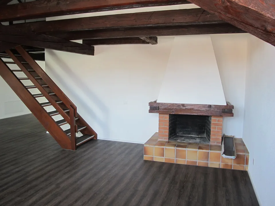 Appartamento di 5,5 locali al 2° piano a Fehraltorf – con camino e pavimenti in legno