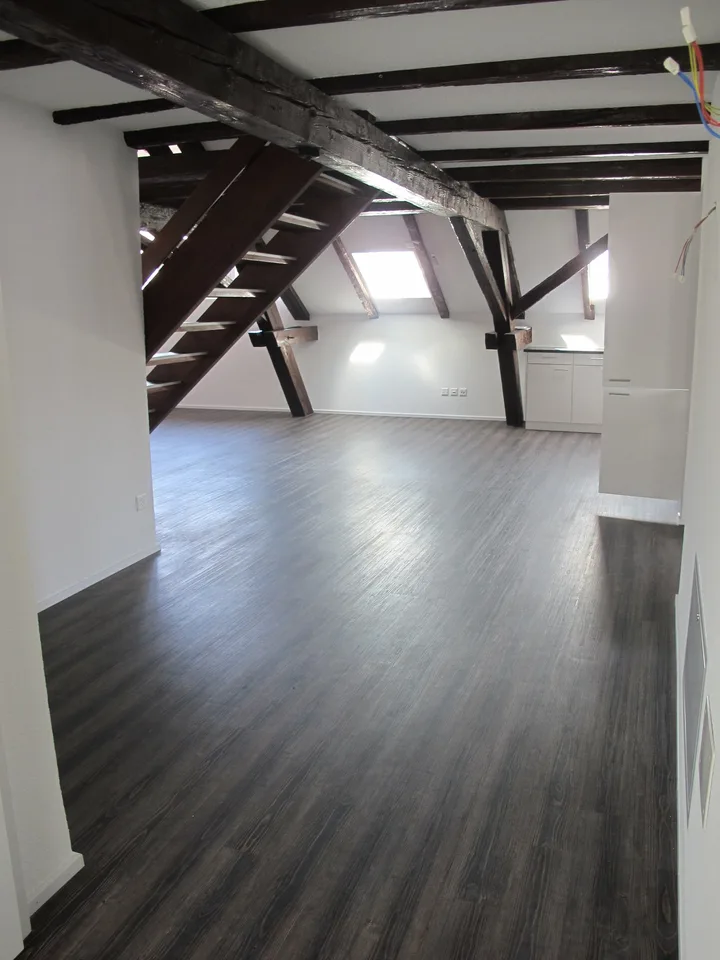 Appartamento di 5,5 locali al 2° piano a Fehraltorf – con camino e pavimenti in legno