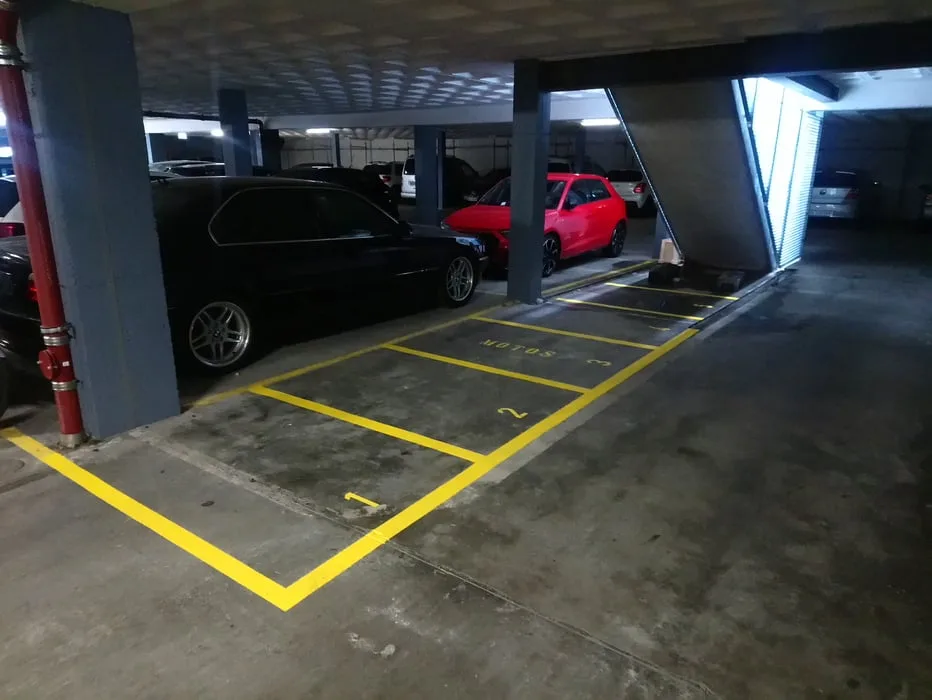 Place de parking couverte pour deux roues.