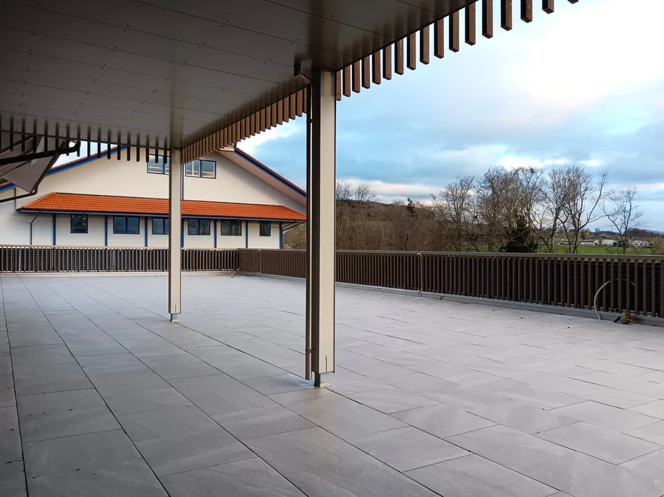 Il tuo nuovo luogo di lavoro: 89m2 e 420m2 di spazi ufficiali in costruzione di alta qualità con terrazza e vista
