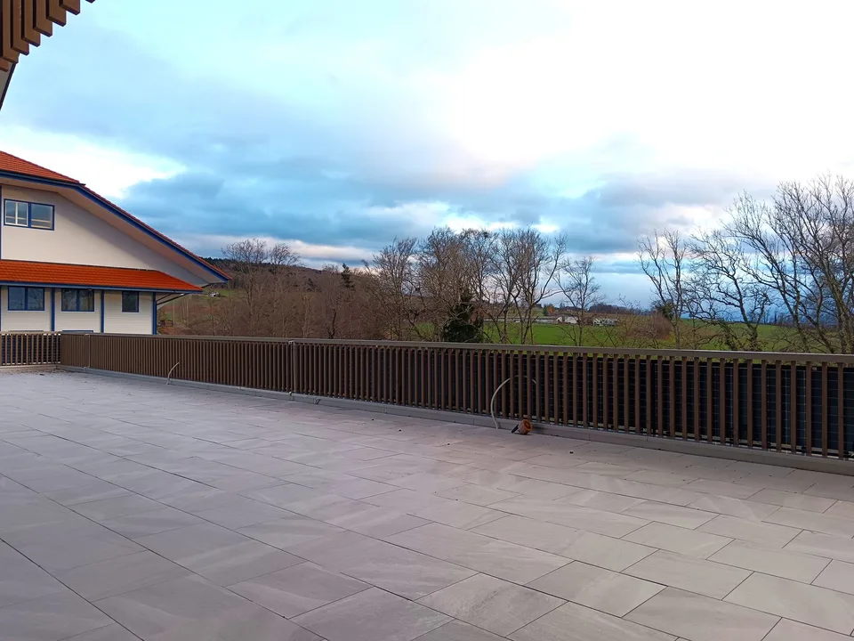 Il tuo nuovo luogo di lavoro: 89m2 e 420m2 di spazi ufficiali in costruzione di alta qualità con terrazza e vista
