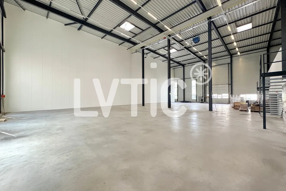 Entrepôt, dépôt, halle de 950 m2 à louer proche Sion - Vétroz