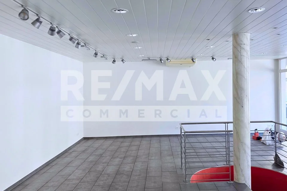 Local commercial représentatif dans un emplacement central avec visibilité maximale à Brunnen SZ