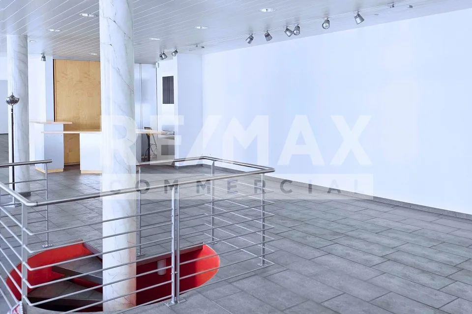 Local commercial représentatif dans un emplacement central avec visibilité maximale à Brunnen SZ