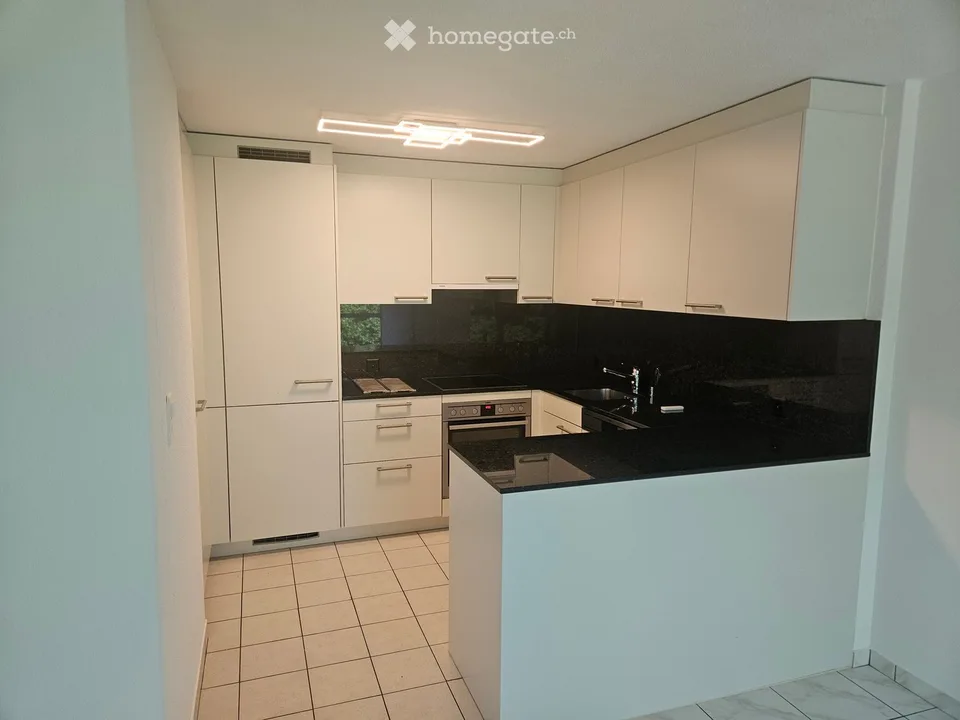 Appartamento luminoso 4.5 locali con balcone e bella vista a Schwarzenbach SG