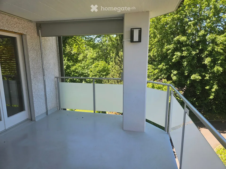 Appartamento luminoso 4.5 locali con balcone e bella vista a Schwarzenbach SG