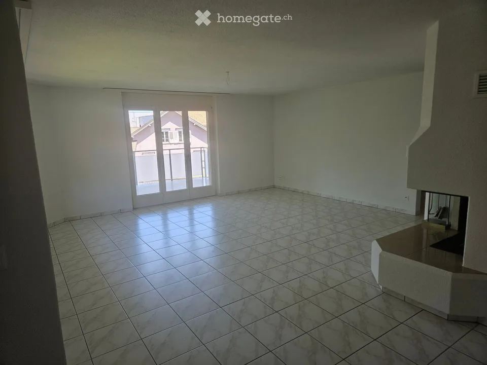 Appartamento luminoso 4.5 locali con balcone e bella vista a Schwarzenbach SG