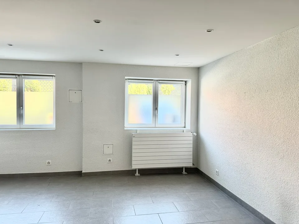 REZ-DE-CHAUSSEE - LOCAL / BUREAU / DEPOT à Uvrier