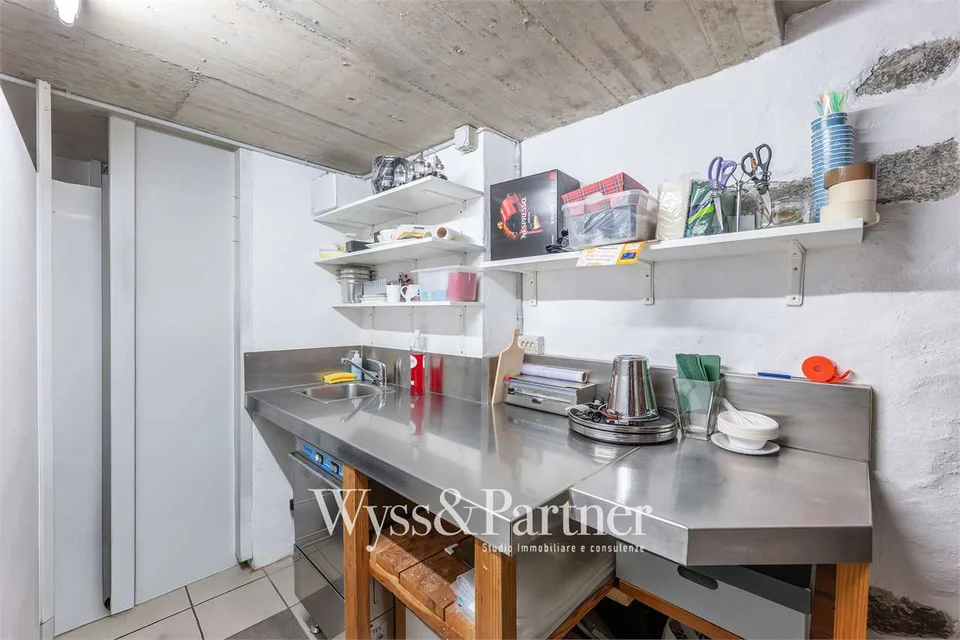 Kleines Bar auf zwei Ebenen in dem malerischen Platz von Intragna zu vermieten