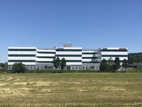 Surfaces aménagées de 157 m2 et 35m2 dans le Y-Parc
