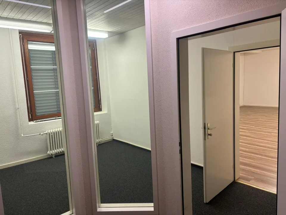 Vielseitiger Arbeits- oder Praxisraum