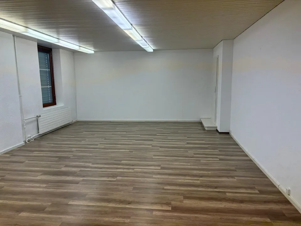 Vielseitiger Arbeits- oder Praxisraum