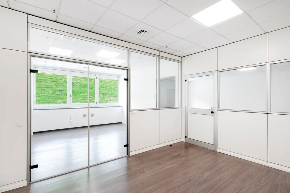 LUGANO NORD/MANNO - GRAND ET LUMINEUX BUREAU DE 233 M² À LOUER (REF. 110) – photo 9 sur 19
