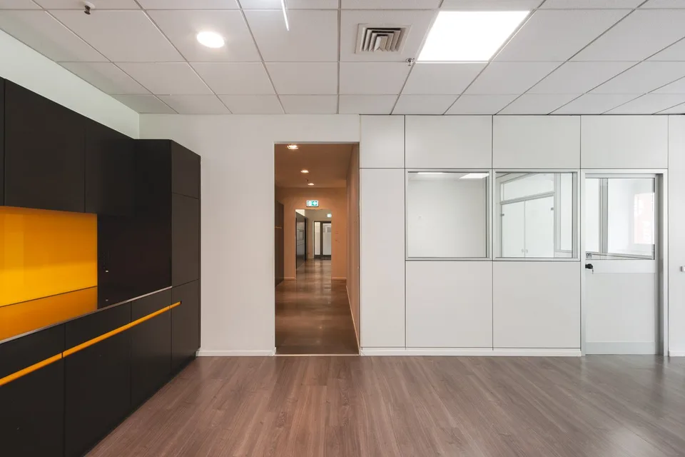 LUGANO NORD/MANNO - GRAND ET LUMINEUX BUREAU DE 233 M² À LOUER (REF. 110) – photo 7 sur 19