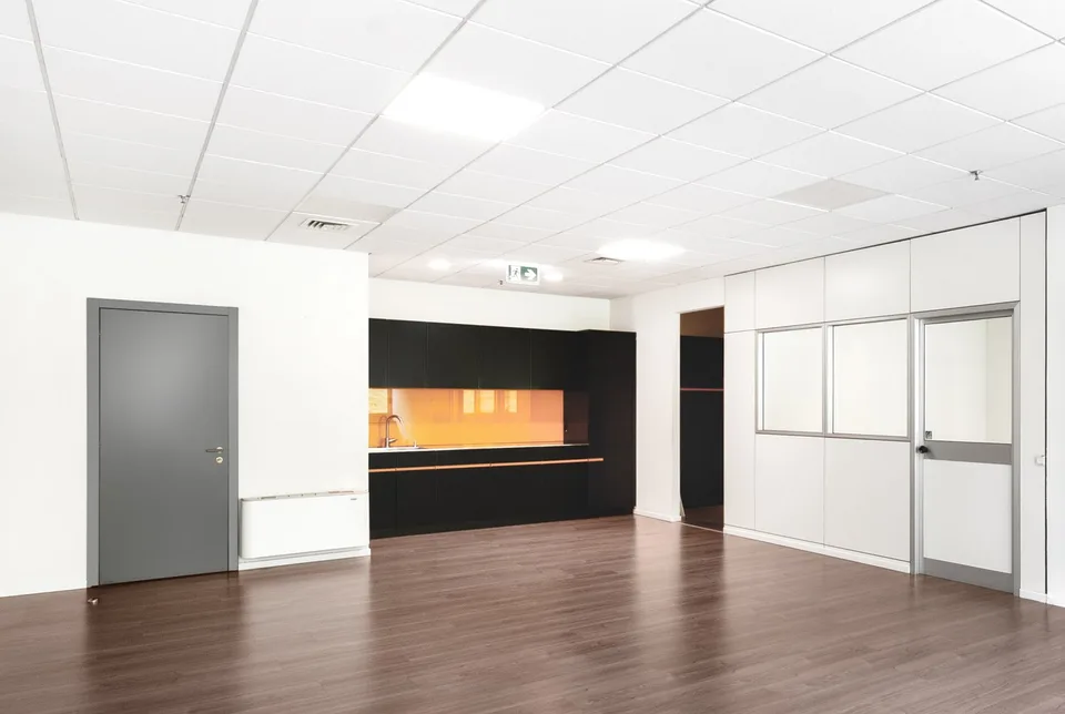 LUGANO NORD/MANNO - GRAND ET LUMINEUX BUREAU DE 233 M² À LOUER (REF. 110) – photo 8 sur 19
