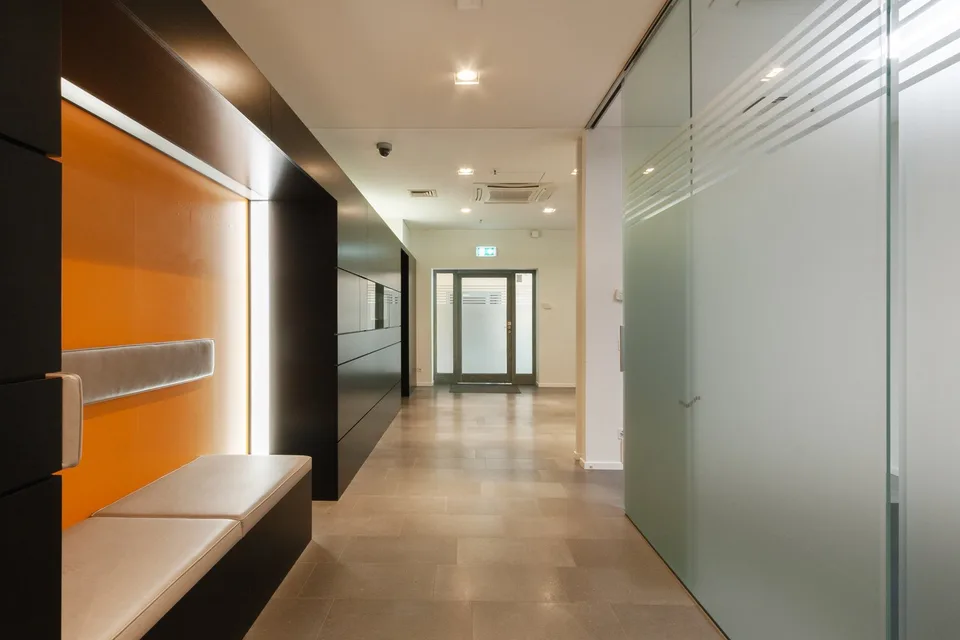 LUGANO NORD/MANNO - GRAND ET LUMINEUX BUREAU DE 233 M² À LOUER (REF. 110)