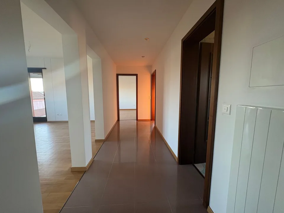 Appartement lumineux de grande superficie en location – contexte central et tranquille