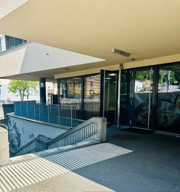Spazio ufficio al piano terra attraente con presenza clienti ottimale
