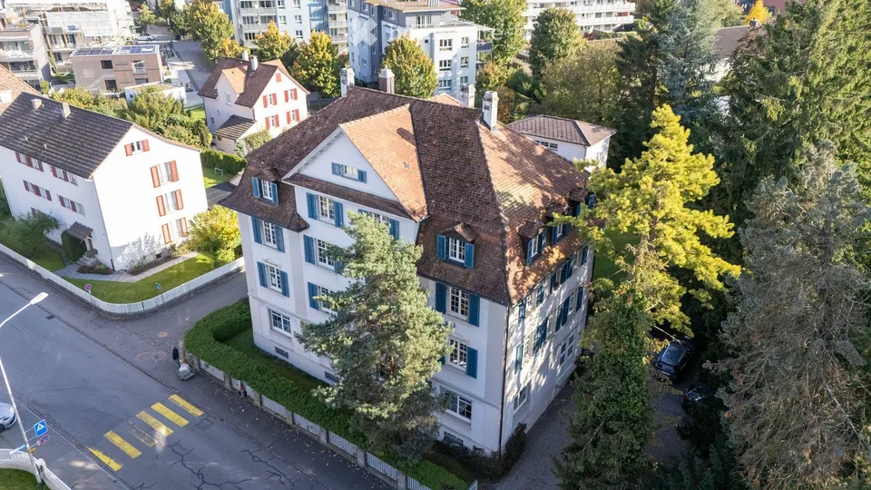 Geräumige 7-Zimmer-Altbauwohnung mit Balkon in Kreuzlingen