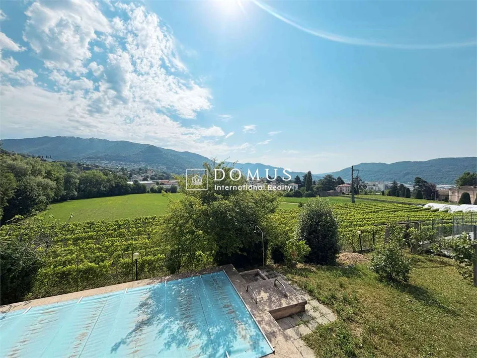 Villa con piscina, da ristrutturare, con grande potenziale