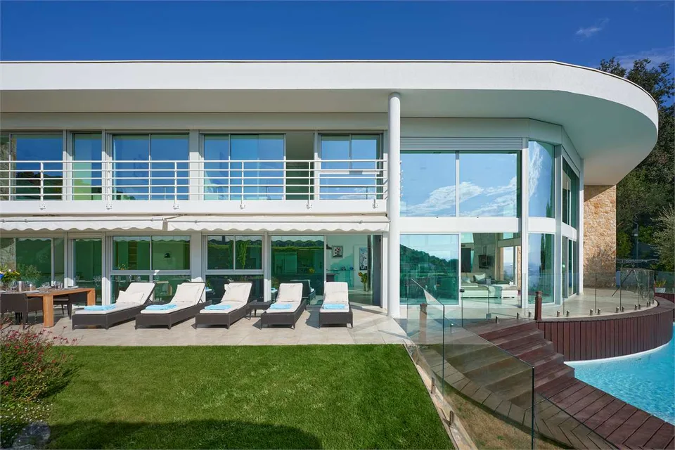 Villa in einem privaten Anwesen mit Meerblick