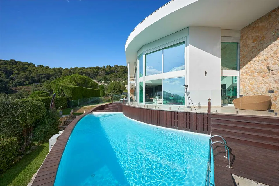 Villa in einem privaten Anwesen mit Meerblick