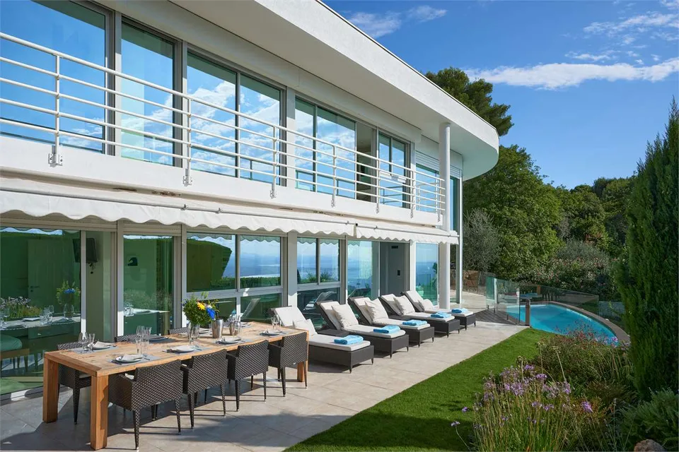 Villa in einem privaten Anwesen mit Meerblick