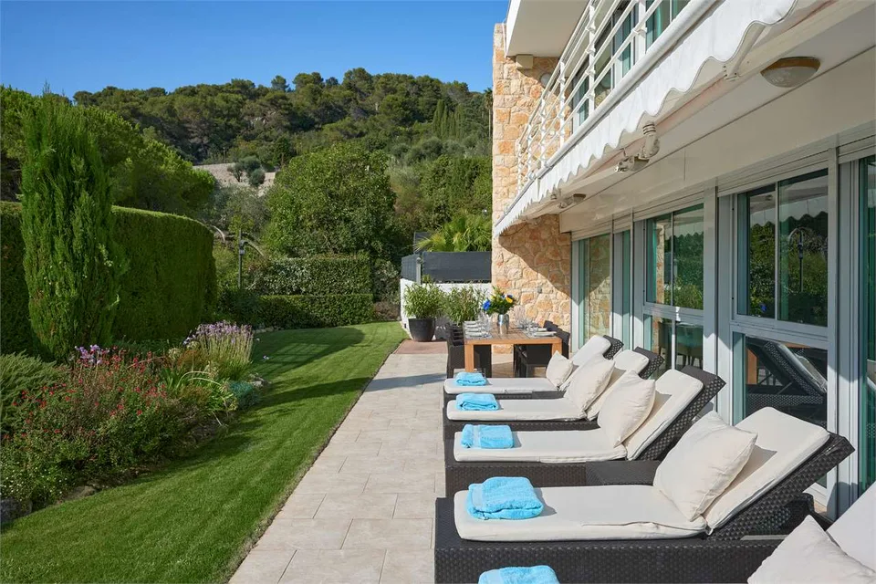 Villa in einem privaten Anwesen mit Meerblick
