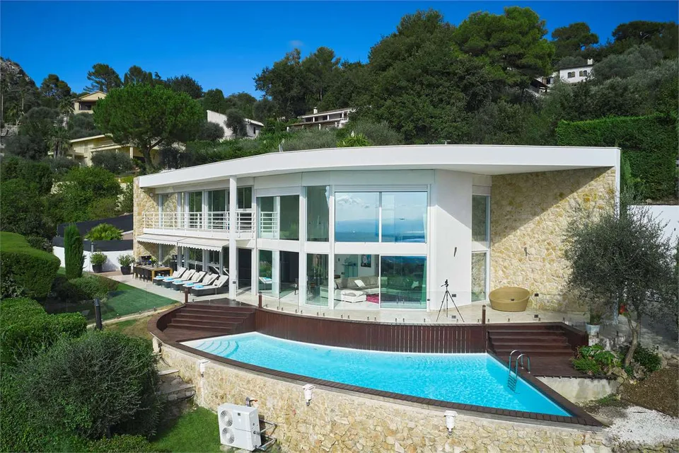 Villa in una tenuta privata con vista mare