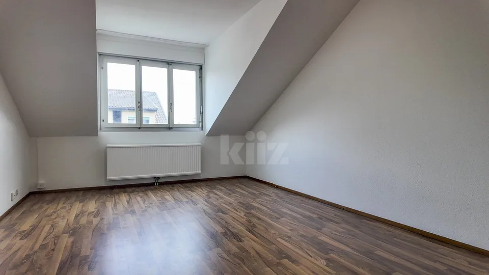 Ruhig gelegenes, geräumiges Dreizimmerwohnung mit Potenzial