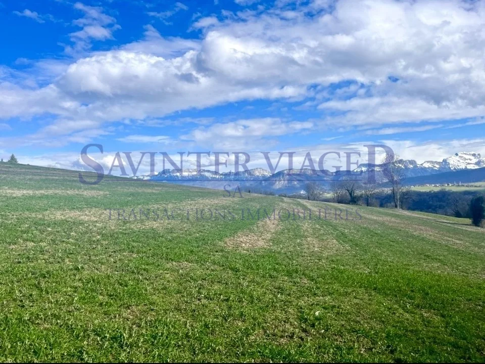 Terrain constructible, divisible,  2258 M2. Vue exceptionnelle.