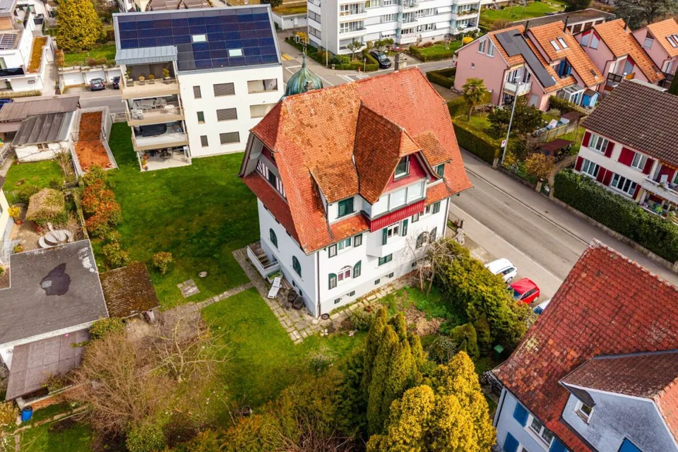 Casa residenziale storica (AFFITTATA INTERAMENTE) con 4 appartamenti (in proprietà per piani) & 5 posti auto sotterranei esterni