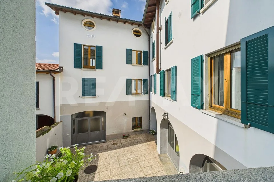 IMMOBILE a REDITO; Casa plurifamiliare 10 x appartamenti, 1 x negozio cortile privato e giardino