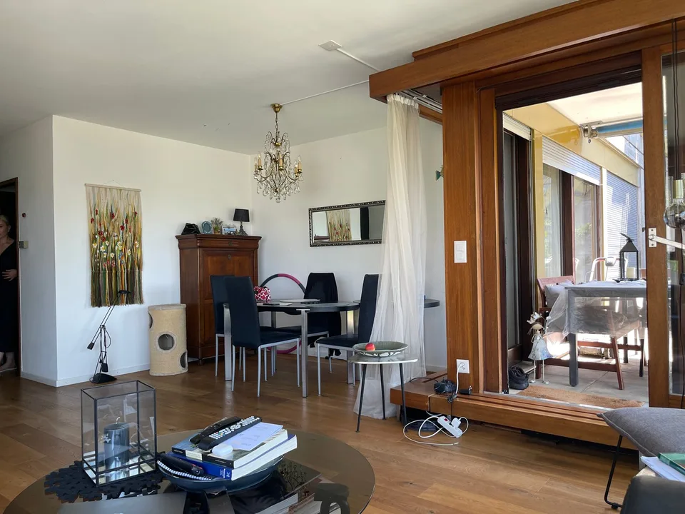 Appartamento di proprietà di 3,5 locali con studio, terrazze spaziose e posizione ideale.