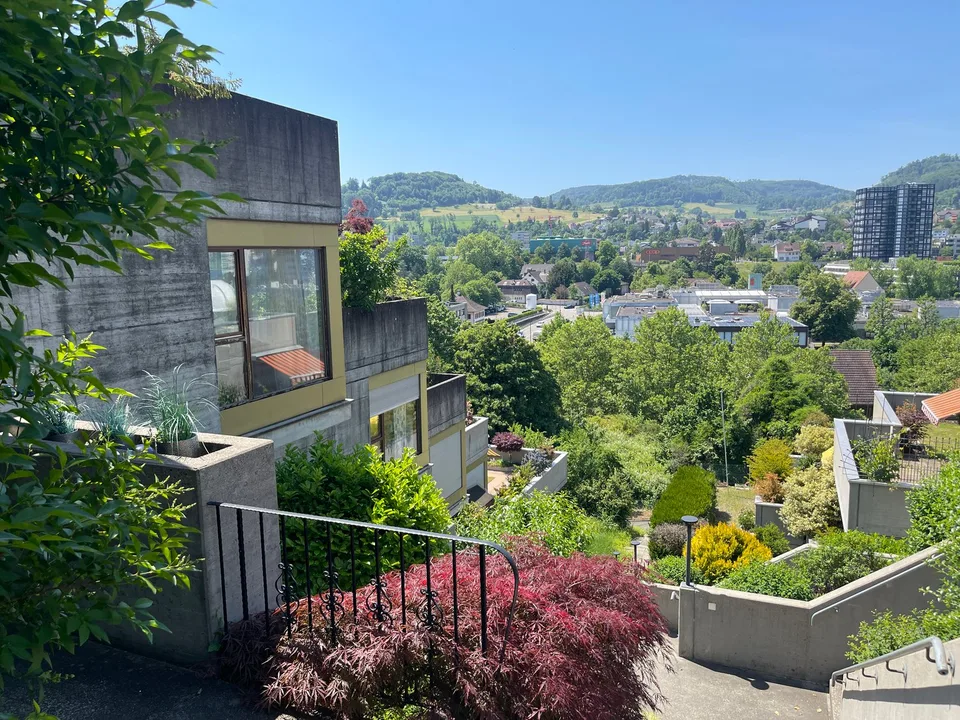 3.5-Zimmer-Eigentumswohnung mit Studio, grosszügigen Terrassen und idealer Lage.