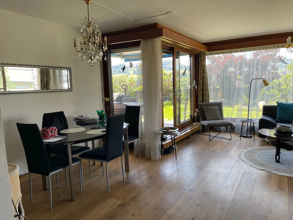 Appartamento di proprietà di 3,5 locali con studio, terrazze spaziose e posizione ideale.