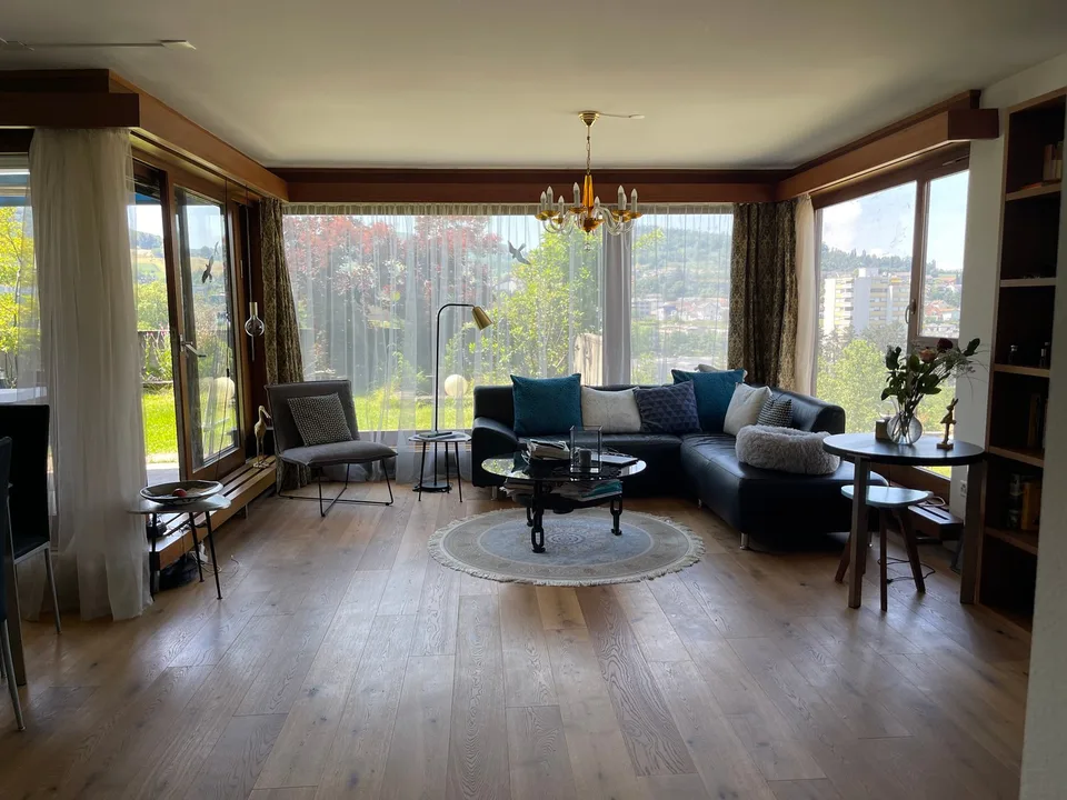 Appartamento di proprietà di 3,5 locali con studio, terrazze spaziose e posizione ideale.