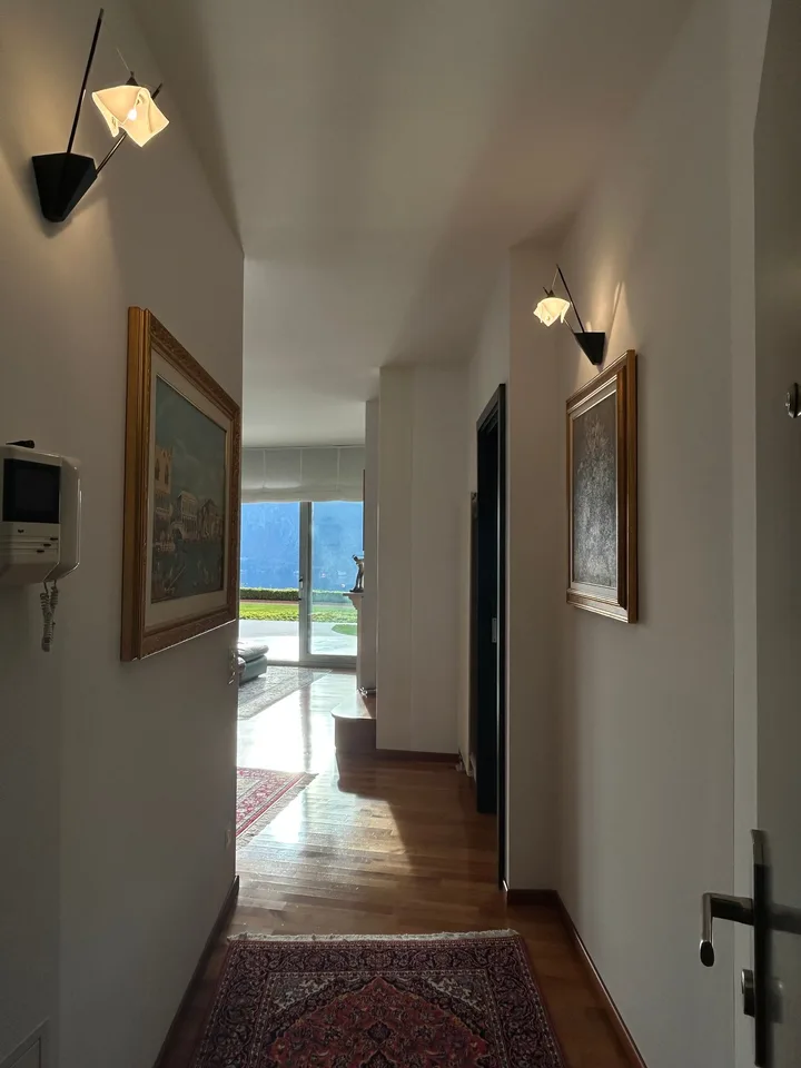 CASTAGNOLA - APPARTMENT AVEC VUE PANORAMIQUE SUR LE LAC À VENDRE