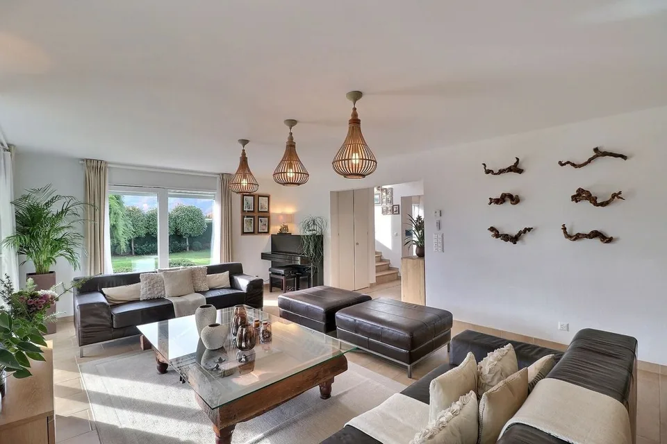 BELLA VILLA INDIPENDENTE DI 5,5 LOCALI CON VISTA MOLTO BELLA IN UNA ZONA RESIDENZIALE TRANQUILLA