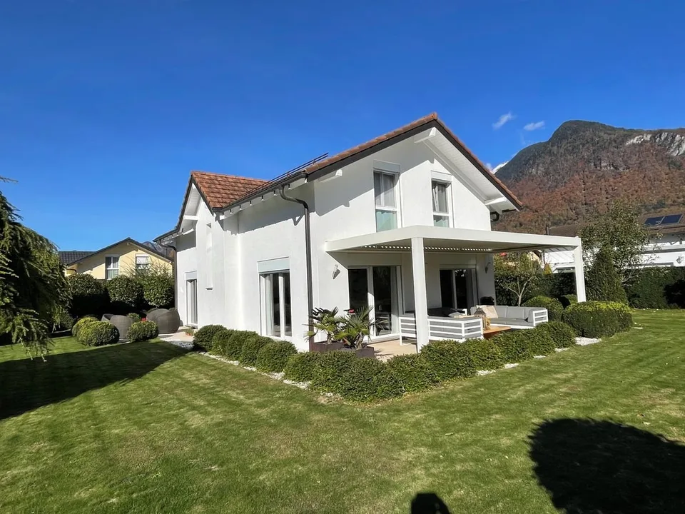 BELLA VILLA INDIPENDENTE DI 5,5 LOCALI CON VISTA MOLTO BELLA IN UNA ZONA RESIDENZIALE TRANQUILLA