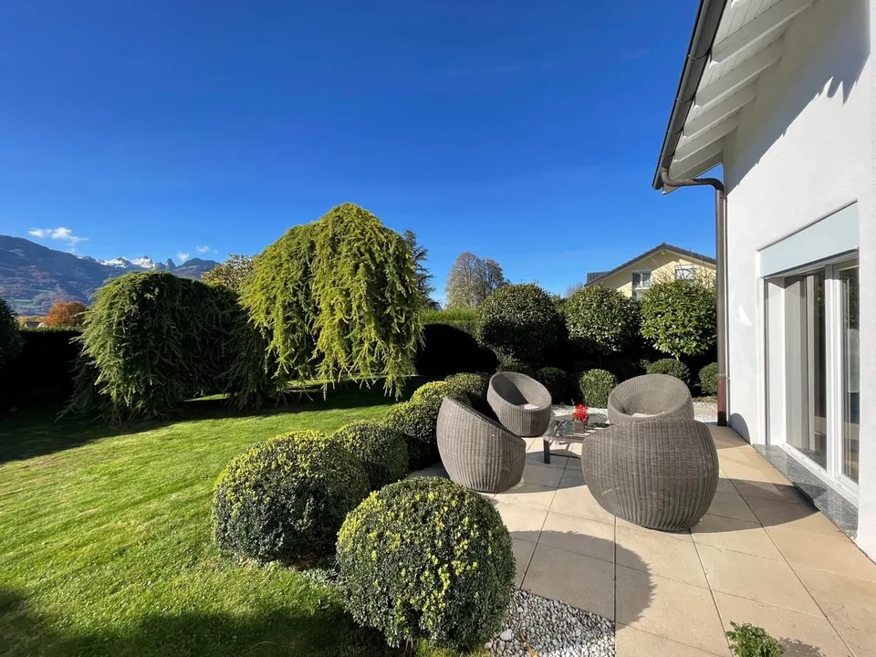 BELLA VILLA INDIPENDENTE DI 5,5 LOCALI CON VISTA MOLTO BELLA IN UNA ZONA RESIDENZIALE TRANQUILLA