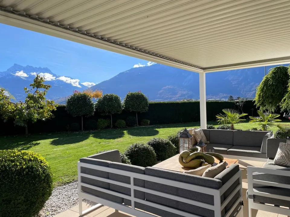 BELLA VILLA INDIPENDENTE DI 5,5 LOCALI CON VISTA MOLTO BELLA IN UNA ZONA RESIDENZIALE TRANQUILLA
