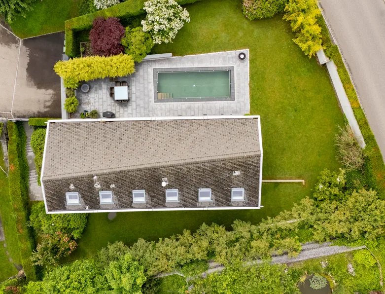 Grosszügiges Wohnen am Hirzel mit Pool - ideale Lage nahe Zug und Golf