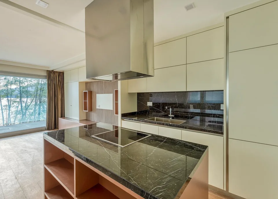 Prestigious lakefront residence